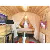 Mini casa sobre ruedas - HOBYCASA cortina y cama