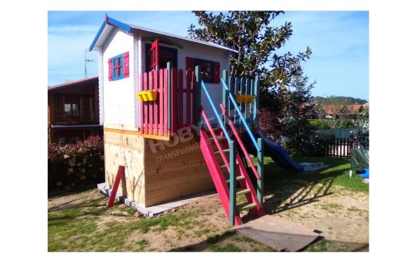 Casita madera con tobogán Kinder