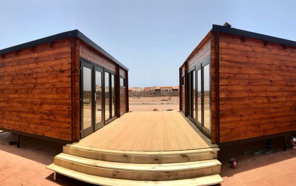 Cabañas de madera con techo plano enfrentadas - casas de clientes