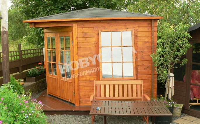 Cabañas de madera en esquina de la exposición - casas de clientes