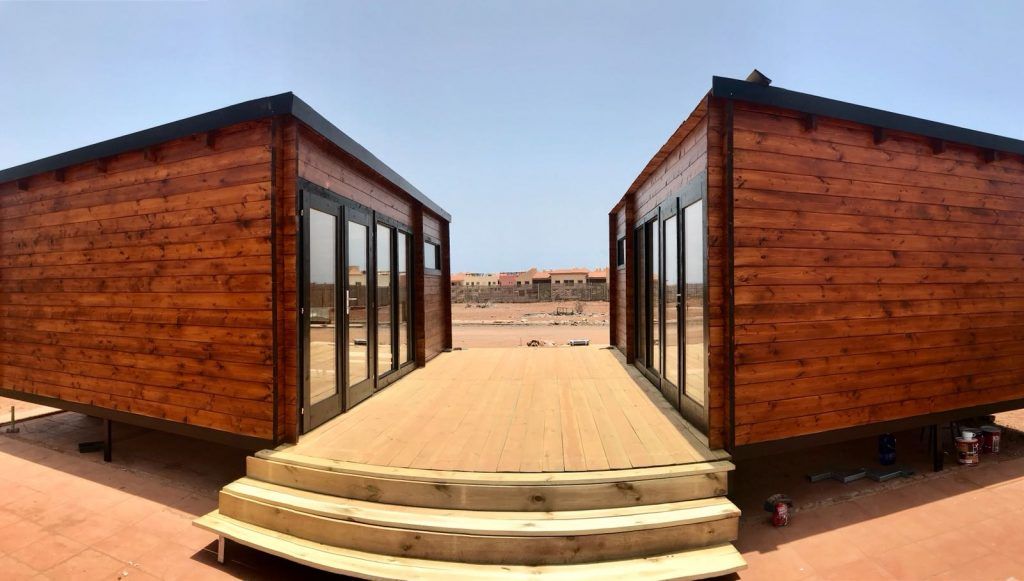 Cabañas de madera con techo plano enfrentadas - casas de clientes
