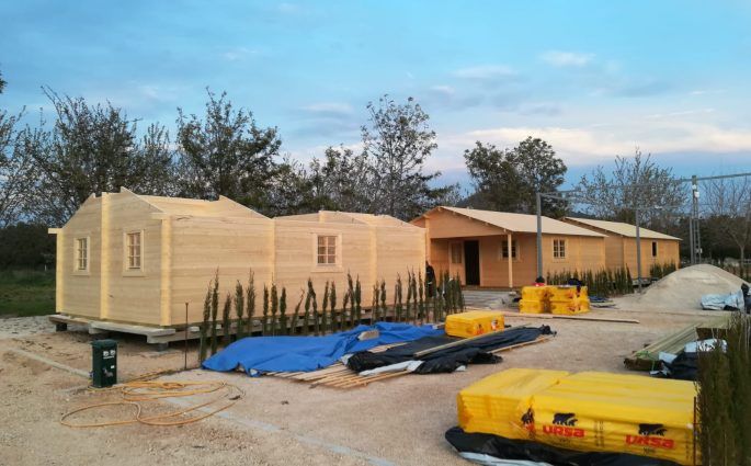 montaje de casas de madera en camping