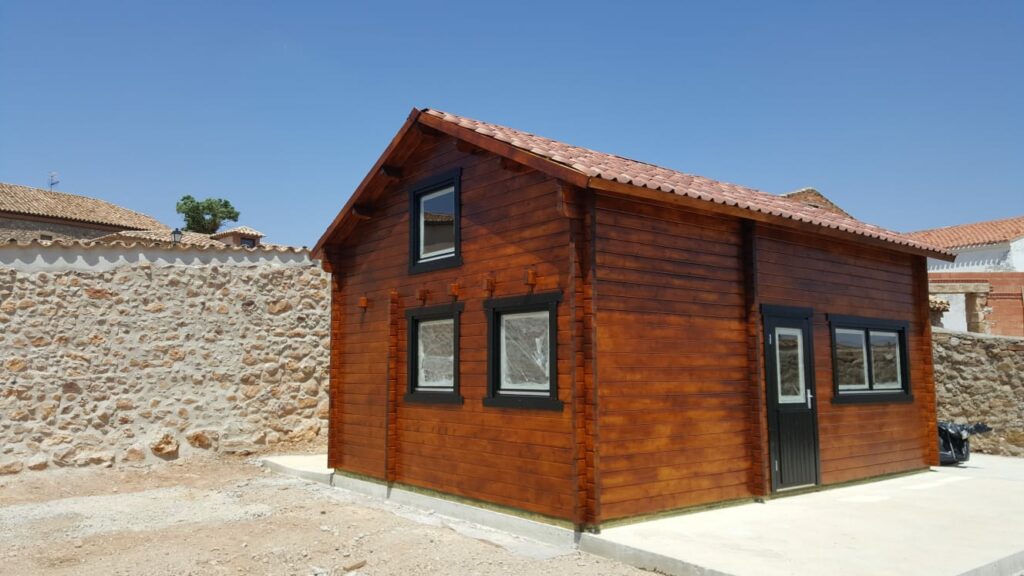 Mini-casa-de-madera-con-altillo-Mallorca-lateral-