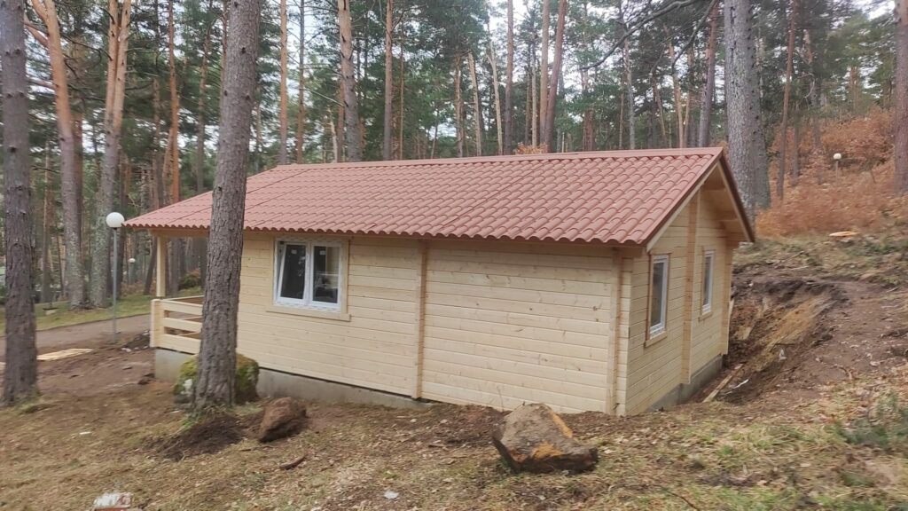 Casa de madera con panel sándwich imitación a teja.