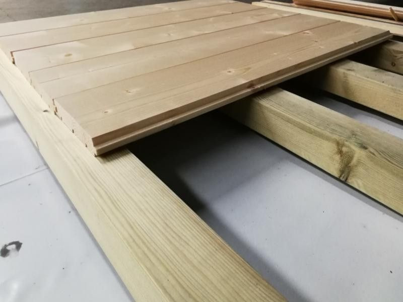 Suelo de madera interior y madera tratada en porche (Ref. P041360)