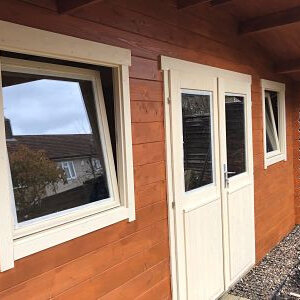 Casas de Madera Santiago - Diáfana - 17 m2 - Modelo Paris-Pavel - Casas de madera doble acristalamiento PARIS-PUERTA Y VENTANAS BLANCAS