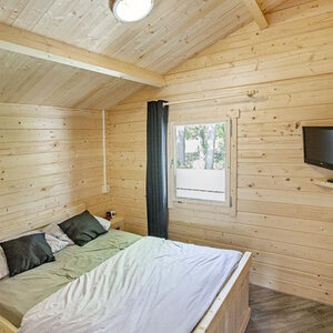 Casas Prefabricadas de Madera Chiclana - 2 dormitorios- 70 MM - 45 m2 - Modelo Kay - Cabaña de madera KAY - dormitorio
