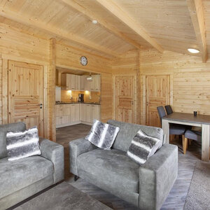Casas Prefabricadas de Madera Chiclana - 2 dormitorios- 70 MM - 45 m2 - Modelo Kay - Cabaña de madera KAY - INTERIOR SALÓN