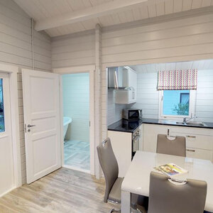 Casas Prefabricadas de Madera Chiclana - 2 dormitorios- 70 MM - 45 m2 - Modelo Kay - Cabaña de madera KAY - INTERIOR COMEDOR