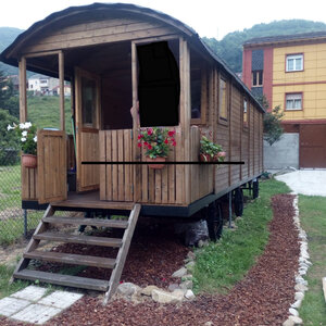 Casas de Madera Torrevieja - 16,8 m2 - Diáfana - Gypsy Wagon - Modelo Jimmy - mini casa sobre ruedas de medidas 840x240-GYPSY WAGON esquina con flores