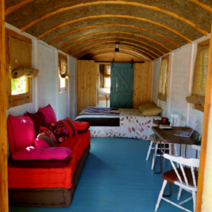 Casas de Madera Torrevieja - 16,8 m2 - Diáfana - Gypsy Wagon - Modelo Jimmy - mini casa sobre ruedas de medidas 840x240-GYPSY WAGON interior sofa