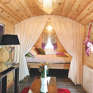 Casas de Madera Badajoz - 10 m2 - Gypsy Caravan - Modelo Kathy - Mini casa sobre ruedas - HOBYCASA cortina y cama