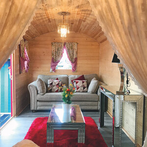 Casas de Madera Badajoz - 10 m2 - Gypsy Caravan - Modelo Kathy - Mini casa sobre ruedas - HOBYCASA sofa