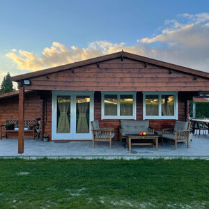 Casas de Madera Prefabricadas Jerez - 27 m2 diáfanos + 14 m2 de porche - Casas prefabricadas JEREZ 598x500+240cm - 44 MM - FRONTAL