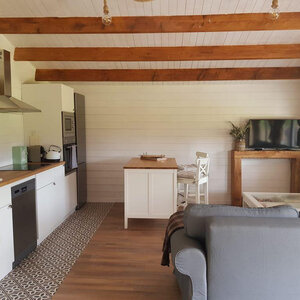 Casas de Madera Prefabricadas Jerez - 27 m2 diáfanos + 14 m2 de porche - Casas prefabricadas JEREZ 598x500+240cm - 44 MM - CASA AMUEBLADA