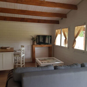 Casas de Madera Prefabricadas Jerez - 27 m2 diáfanos + 14 m2 de porche - Casas prefabricadas JEREZ 598x500+240cm - 44 MM - SALÓN