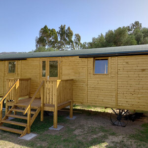 Casas de Madera Torrevieja - 16,8 m2 - Diáfana - Gypsy Wagon - Modelo Jimmy - mini casa sobre ruedas de medidas 840x240-GYPSY WAGON terraza lateral