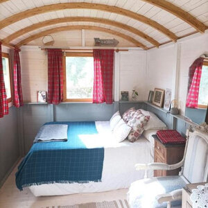 Casas de Madera Badajoz - 10 m2 - Gypsy Caravan - Modelo Kathy - Mini casa sobre ruedas - HOBYCASA silla