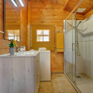 Casas Prefabricadas de Madera Chiclana - 2 dormitorios- 70 MM - 45 m2 - Modelo Kay - Cabaña de madera KAY - baño