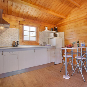 Casas Prefabricadas de Madera Chiclana - 2 dormitorios- 70 MM - 45 m2 - Modelo Kay - Cabaña de madera KAY - mesa