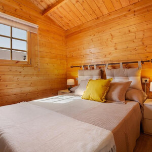 Casas Prefabricadas de Madera Chiclana - 2 dormitorios- 70 MM - 45 m2 - Modelo Kay - Cabaña de madera KAY - cama matrimonio