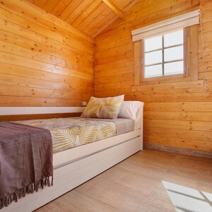 Casas Prefabricadas de Madera Chiclana - 2 dormitorios- 70 MM - 45 m2 - Modelo Kay - Cabaña de madera KAY - cama individual