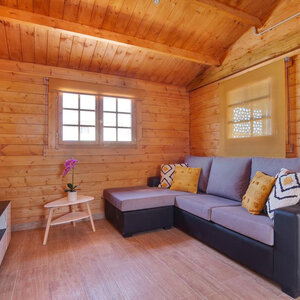Casas Prefabricadas de Madera Chiclana - 2 dormitorios- 70 MM - 45 m2 - Modelo Kay - Cabaña de madera KAY - sofa y tele