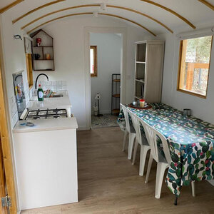 Casas de Madera Torrevieja - 16,8 m2 - Diáfana - Gypsy Wagon - Modelo Jimmy - mini casa sobre ruedas de medidas 840x240-GYPSY WAGON mesa y cocina