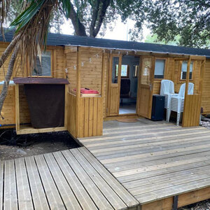 Casas de Madera Torrevieja - 16,8 m2 - Diáfana - Gypsy Wagon - Modelo Jimmy - mini casa sobre ruedas de medidas 840x240-GYPSY WAGON terraza lateral y sillas