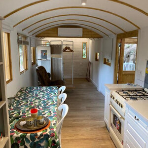 Casas de Madera Torrevieja - 16,8 m2 - Diáfana - Gypsy Wagon - Modelo Jimmy - mini casa sobre ruedas de medidas 840x240-GYPSY WAGON cocina y mesa