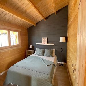 Casas de Madera Cádiz - 2 dormitorios - 35 m2 - CASAS DE MADERA CADIZ - 44MM - HABITACIÓN CAMA DOBLE