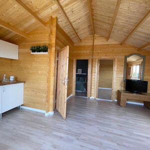 Casas de Madera Cádiz - 2 dormitorios - 35 m2 - CASAS DE MADERA CADIZ - 44MM - INTERIOR SALÓN COCINA