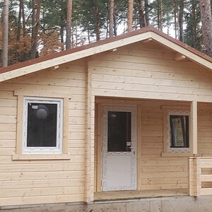 Casas Prefabricadas de Madera Chiclana - 2 dormitorios- 70 MM - 45 m2 - Modelo Kay - Cabaña de madera KAY - frontal derecha teja sandwich + puertas y ventanas PVC