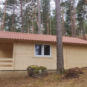 Casas Prefabricadas de Madera Chiclana - 2 dormitorios- 70 MM - 45 m2 - Modelo Kay - Cabaña de madera KAY - lateral teja sandwich + puertas y ventanas PVC