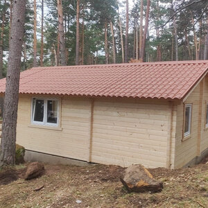 Casas Prefabricadas de Madera Chiclana - 2 dormitorios- 70 MM - 45 m2 - Modelo Kay - Cabaña de madera KAY - lateral trasera teja sandwich + puertas y ventanas PVC