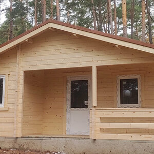 Casas Prefabricadas de Madera Chiclana - 2 dormitorios- 70 MM - 45 m2 - Modelo Kay - Cabaña de madera KAY - frontal izquierda teja sandwich + puertas y ventanas PVC