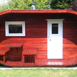 Saunas diseño original - Oval de Abeto - Medidas 405X240 CMS - SAUNA EN FORMA OVAL DE ABETO DE 405X240 CMS FRONTAL ROJO