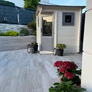 Caseta de madera tipo garita en esquina - 3,5 m2 - Modelo Petit-Petra - Caseta de madera 200X200 - 28MM PETIT LASUR BLANCO