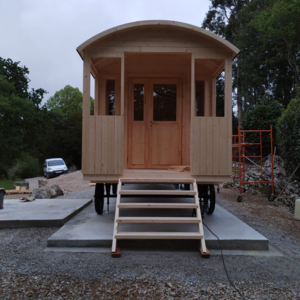 Casas de Madera Torrevieja - 16,8 m2 - Diáfana - Gypsy Wagon - Modelo Jimmy - mini casa sobre ruedas de medidas 840x240-GYPSY WAGON FRONTAL