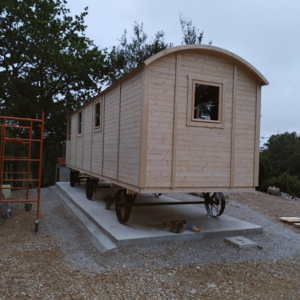 Casas de Madera Torrevieja - 16,8 m2 - Diáfana - Gypsy Wagon - Modelo Jimmy - mini casa sobre ruedas de medidas 840x240-GYPSY WAGON TRASERA