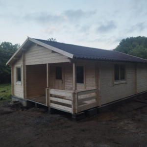 Casas Prefabricadas de Madera Chiclana - 2 dormitorios- 70 MM - 45 m2 - Modelo Kay - Cabaña de madera KAY - LATERAL INCOLORO