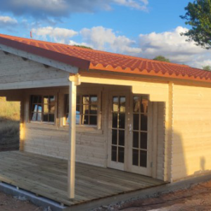 Casas de Madera Prefabricadas Jerez - 27 m2 diáfanos + 14 m2 de porche - Casas prefabricadas JEREZ 598x500+240cm - 44 MM - TEJA SANDWICH
