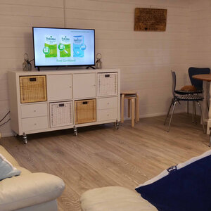 Casas de Madera Prefabricadas Gandía - 22 m2 - Diáfana - Modelo Hendrick - Casas de madera con climalit HENDRICK salón interior