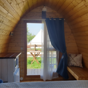 Cabaña de madera original Pod 400 - 240x400 cms - 28MM - Caseta POD 400 - PORTADA cortina abierta