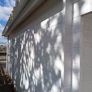 Casas de Madera Prefabricadas Gandía - 22 m2 - Diáfana - Modelo Hendrick - Casas de madera con climalit HENDRICK vista esquinada