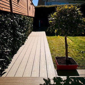 Tabla de tarima composite PuraShield, 2,3 x 21,0 x 400 cm, clips, alveolar, color teca (palet 90 uds)