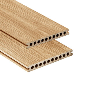 Tabla de tarima composite PuraShield, 2,3 x 21,0 x 500 cm, clips, alveolar, color cedro (palet 90 uds)