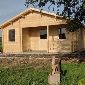 Casas Prefabricadas de Madera Chiclana - 2 dormitorios- 70 MM - 45 m2 - Modelo Kay - Cabaña de madera KAY - FRENTE INCOLORO