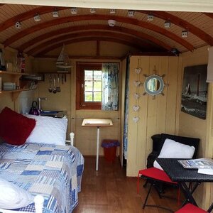 Casas de Madera Badajoz - 10 m2 - Gypsy Caravan - Modelo Kathy - Mini casa sobre ruedas - HOBYCASA cojines rojos