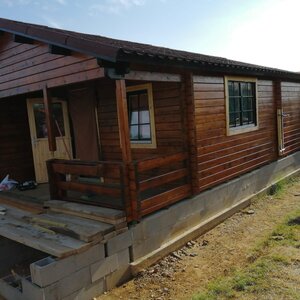 Casas Prefabricadas de Madera Chiclana - 2 dormitorios- 70 MM - 45 m2 - Modelo Kay - Cabaña de madera KAY - LATERAL CASTAÑO